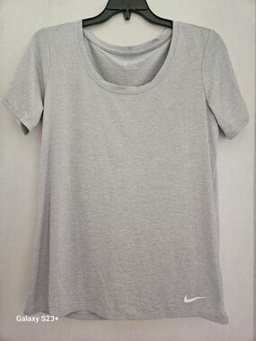 Nike Light Gray Scoop Neck Short Sleeve Tee
